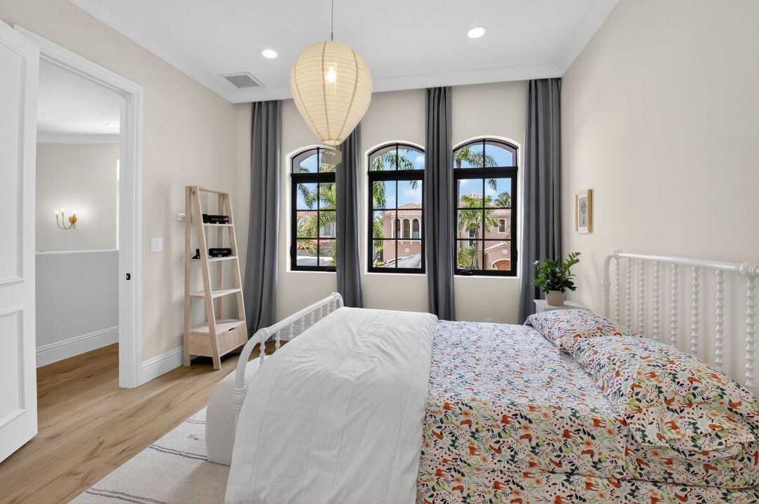 Под контрактом: $3,299,000 (6 спален, 6 ванн, 5818 Квадратных фут)