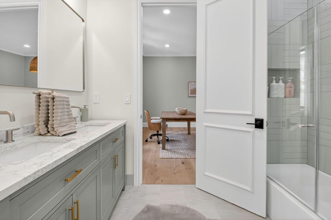 Под контрактом: $3,299,000 (6 спален, 6 ванн, 5818 Квадратных фут)