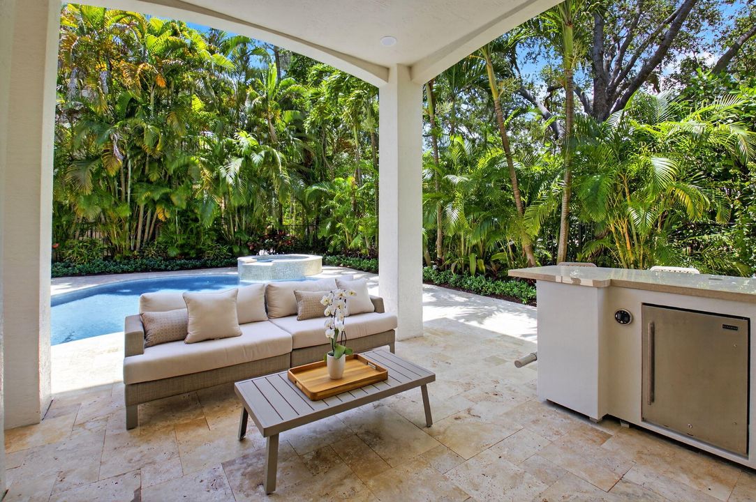 Под контрактом: $3,299,000 (6 спален, 6 ванн, 5818 Квадратных фут)