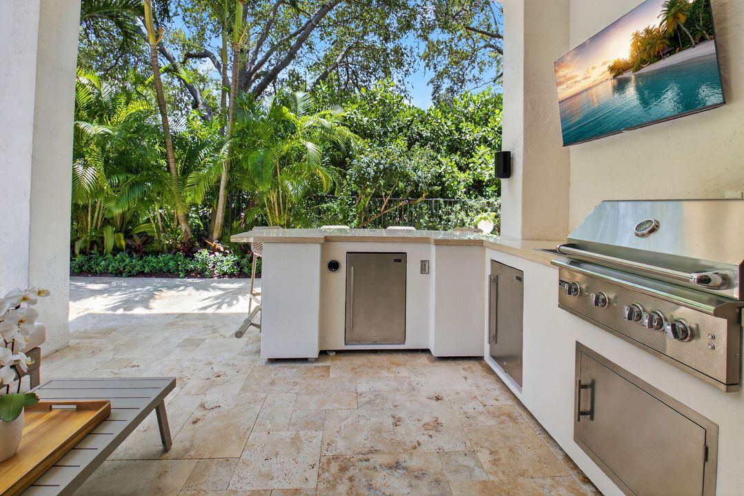 Под контрактом: $3,299,000 (6 спален, 6 ванн, 5818 Квадратных фут)