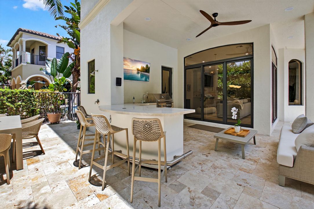 Под контрактом: $3,299,000 (6 спален, 6 ванн, 5818 Квадратных фут)