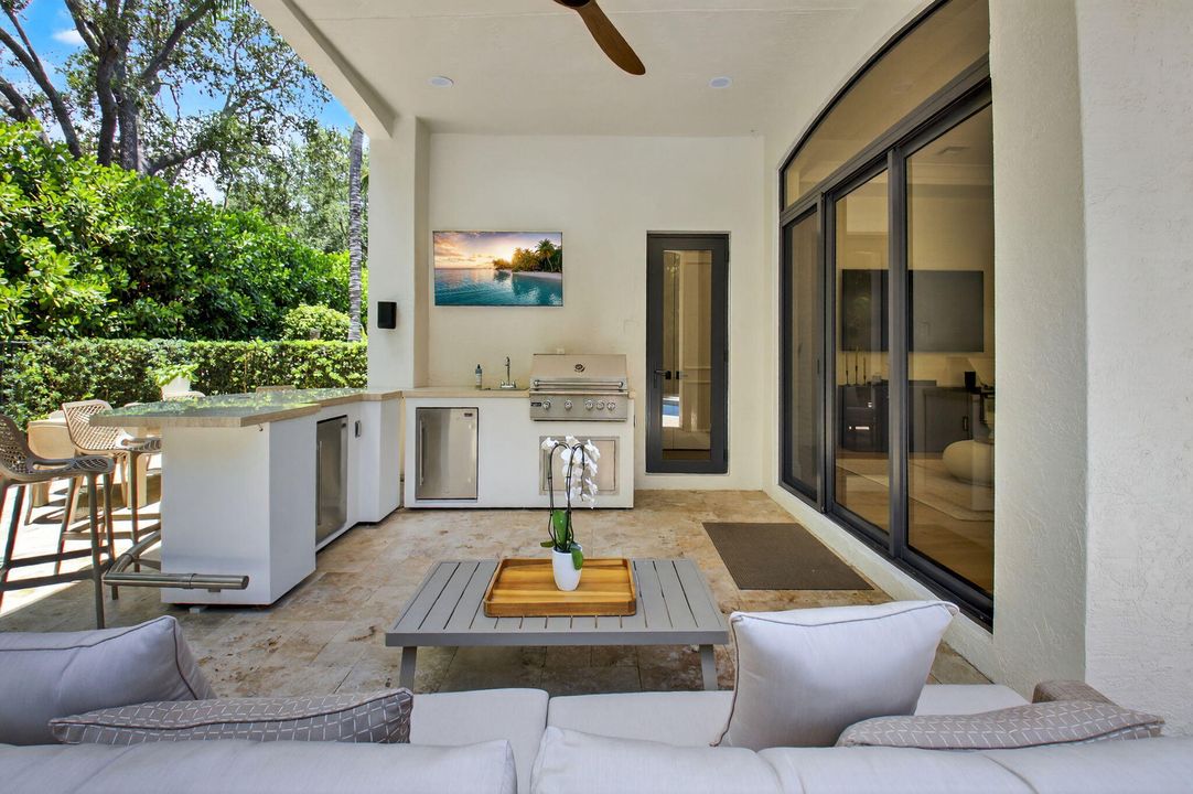 Под контрактом: $3,299,000 (6 спален, 6 ванн, 5818 Квадратных фут)