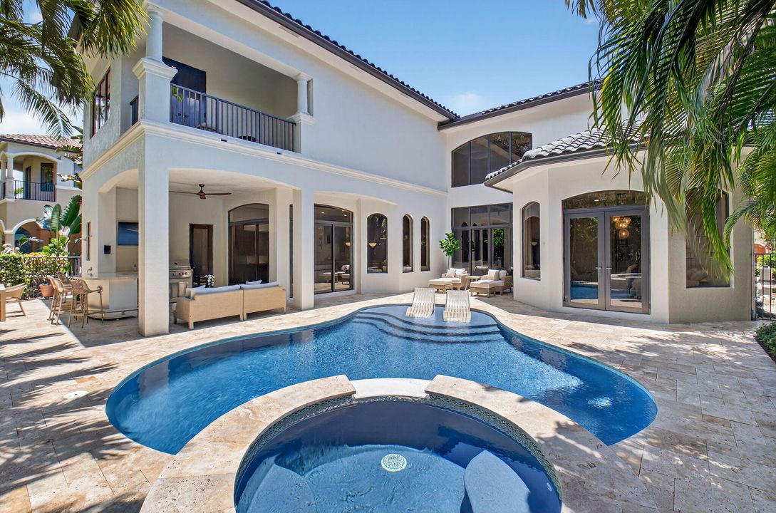 Под контрактом: $3,299,000 (6 спален, 6 ванн, 5818 Квадратных фут)