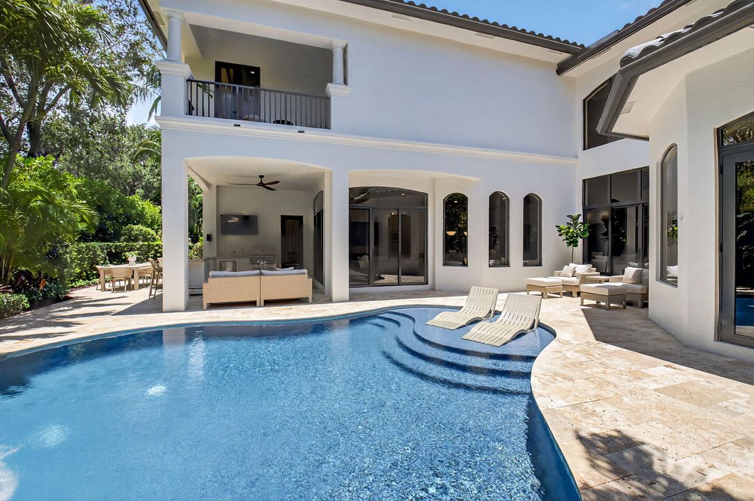 Под контрактом: $3,299,000 (6 спален, 6 ванн, 5818 Квадратных фут)