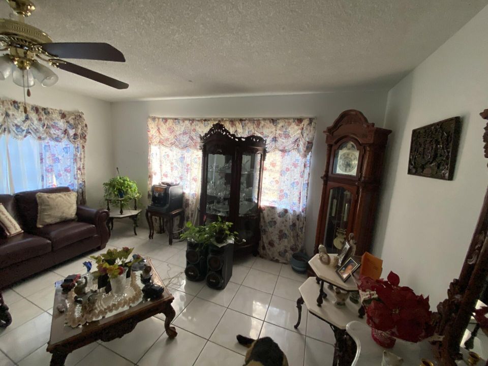 For Sale: $130,000 (2 beds, 2 baths, 902 Square Feet)