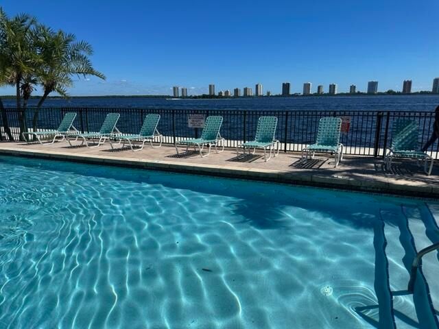 待售: $315,000 (2 贝兹, 2 浴室, 920 平方英尺)