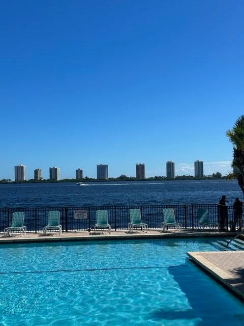 待售: $315,000 (2 贝兹, 2 浴室, 920 平方英尺)