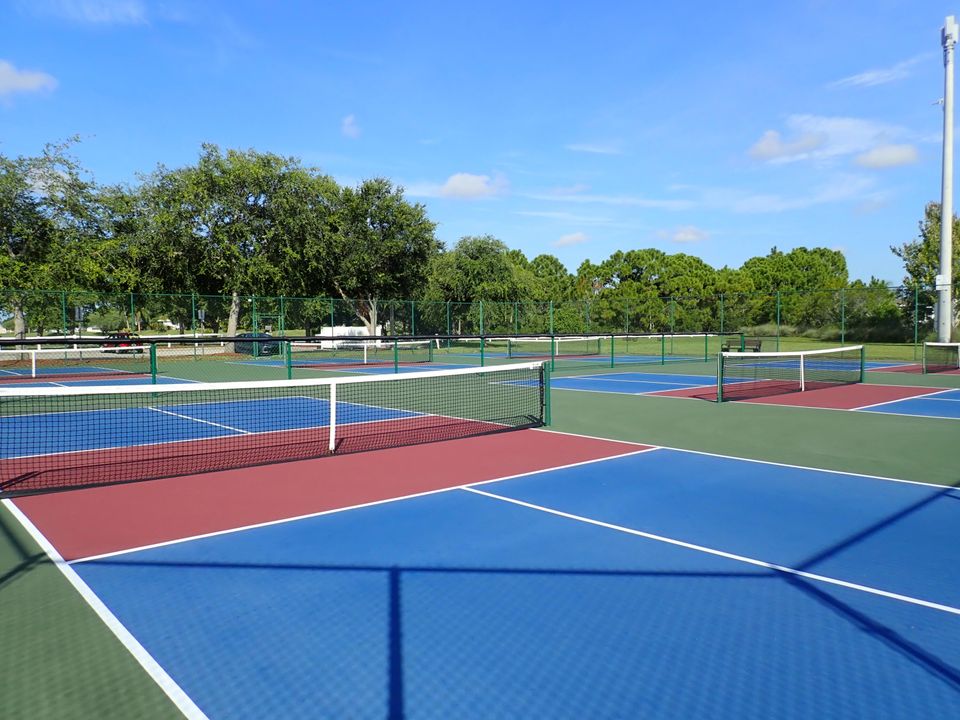 合同活跃: $199,900 (2 贝兹, 2 浴室, 1200 平方英尺)