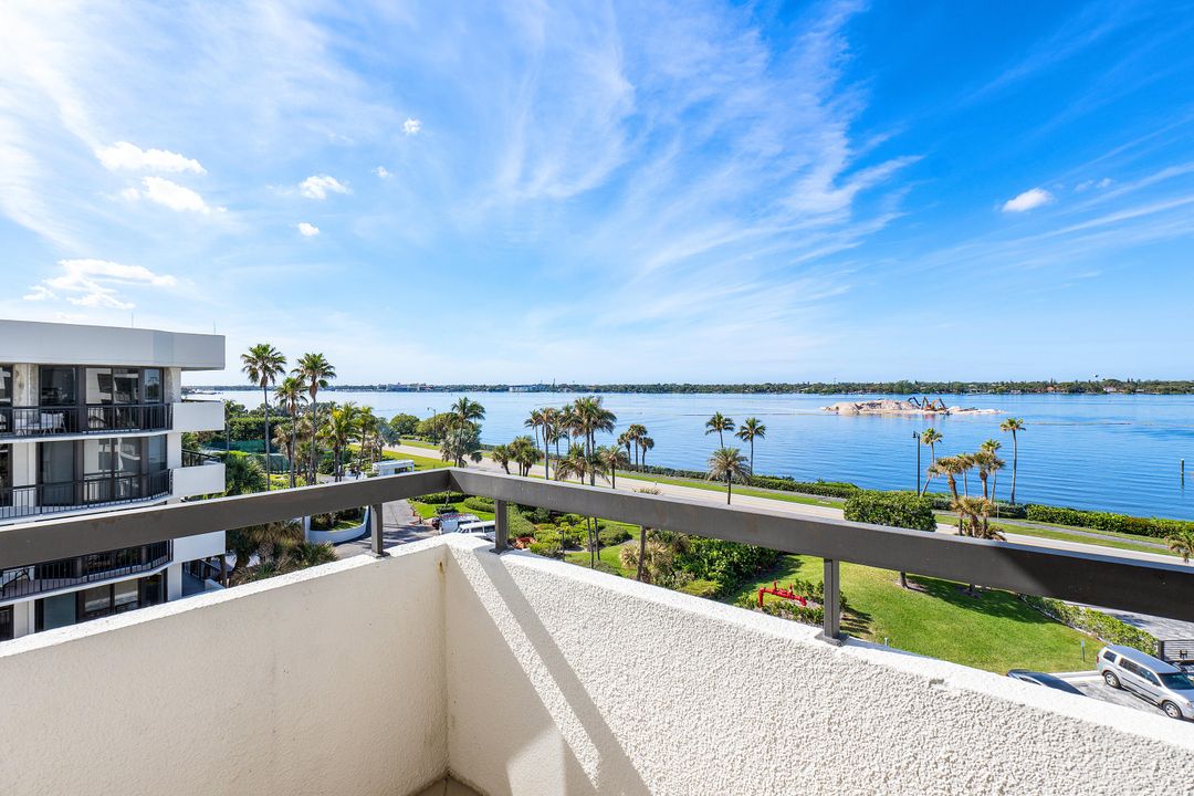 Active With Contract: $1,395,000 (2 beds, 2 baths, 2497 Square Feet)