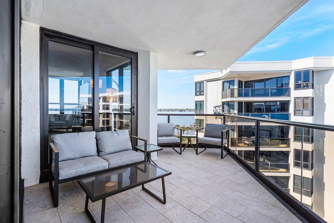 Active With Contract: $1,395,000 (2 beds, 2 baths, 2497 Square Feet)