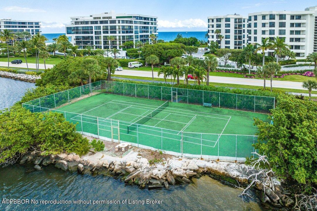 Active With Contract: $1,395,000 (2 beds, 2 baths, 2497 Square Feet)