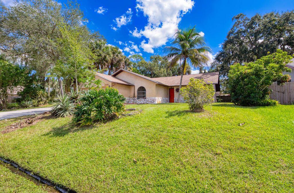 Active With Contract: $319,000 (3 beds, 2 baths, 1774 Square Feet)