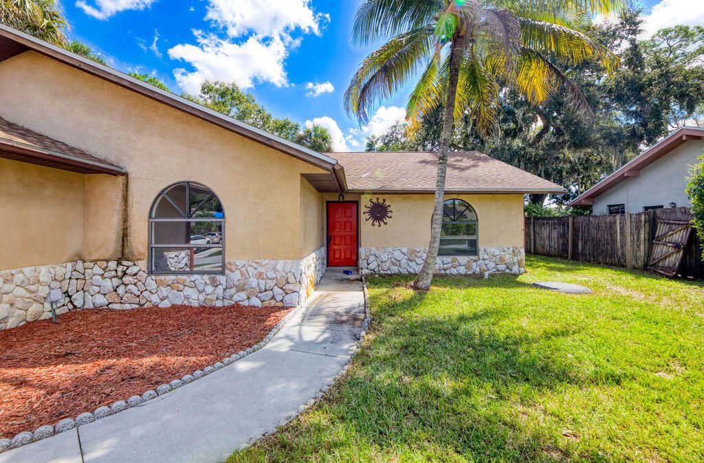 Active With Contract: $319,000 (3 beds, 2 baths, 1774 Square Feet)