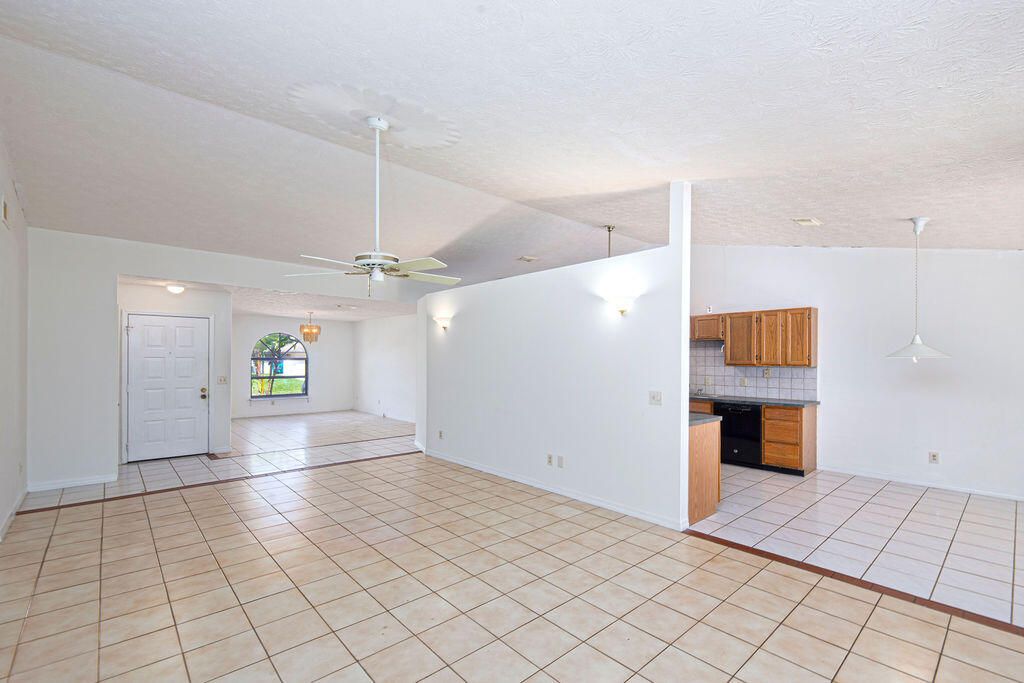 Active With Contract: $319,000 (3 beds, 2 baths, 1774 Square Feet)