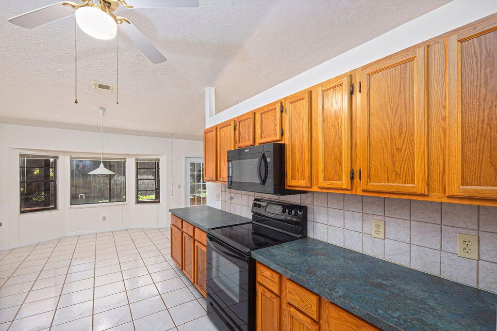 Active With Contract: $319,000 (3 beds, 2 baths, 1774 Square Feet)