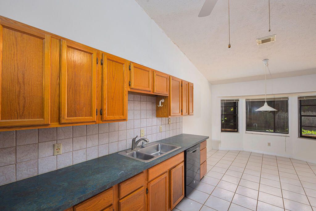 Active With Contract: $319,000 (3 beds, 2 baths, 1774 Square Feet)