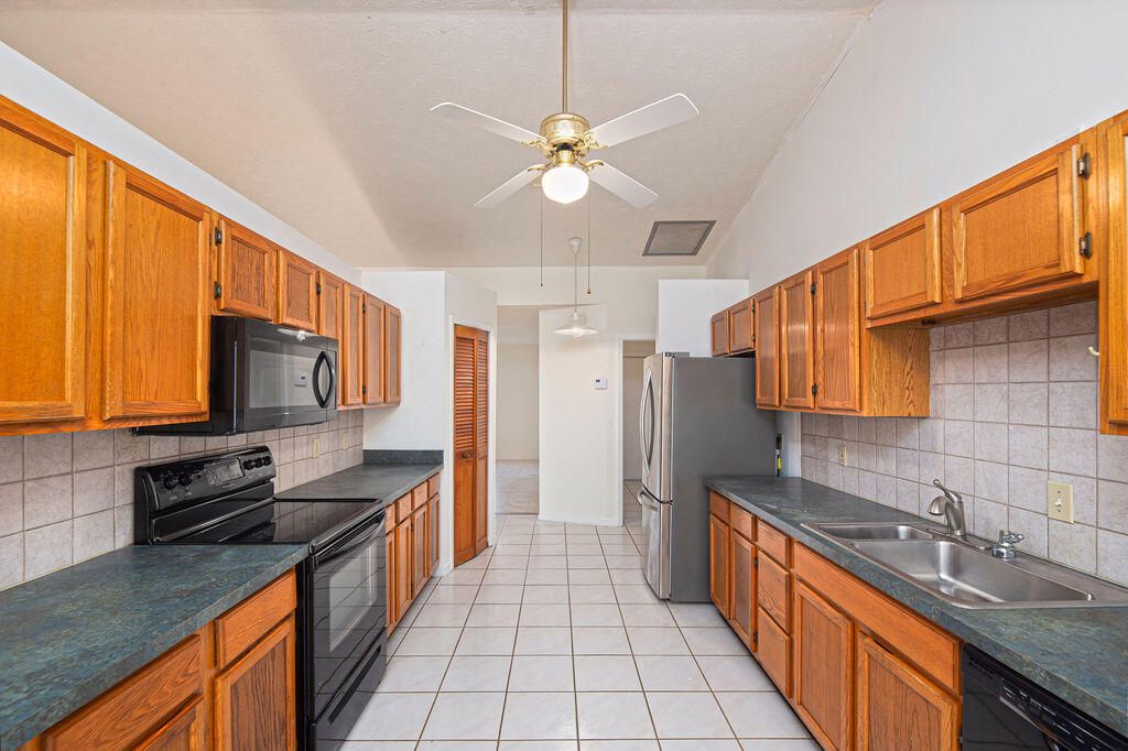 Active With Contract: $319,000 (3 beds, 2 baths, 1774 Square Feet)