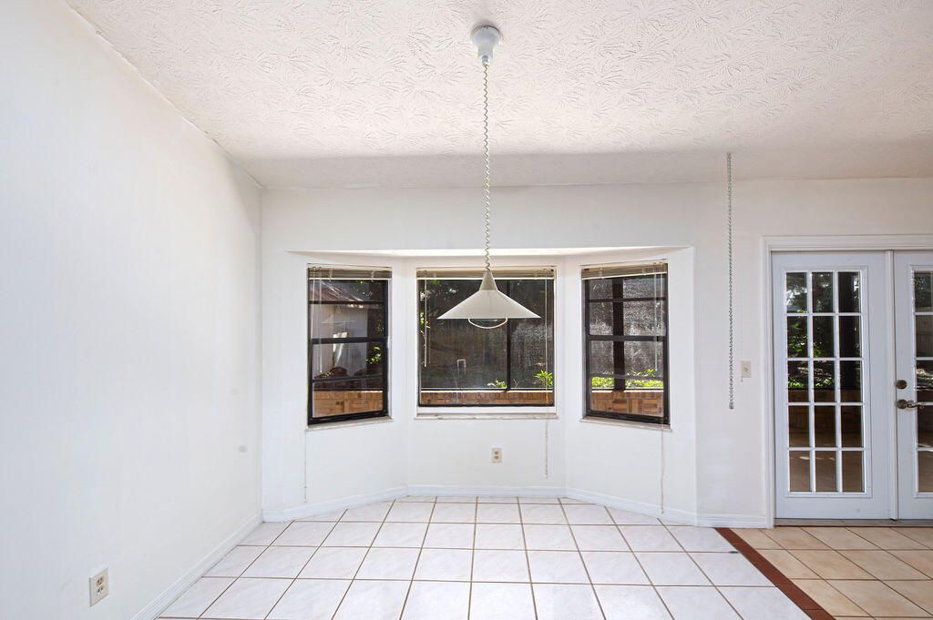 Active With Contract: $319,000 (3 beds, 2 baths, 1774 Square Feet)