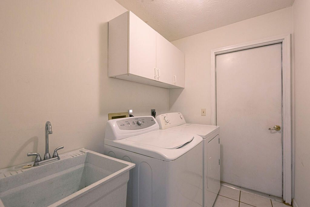 Active With Contract: $319,000 (3 beds, 2 baths, 1774 Square Feet)