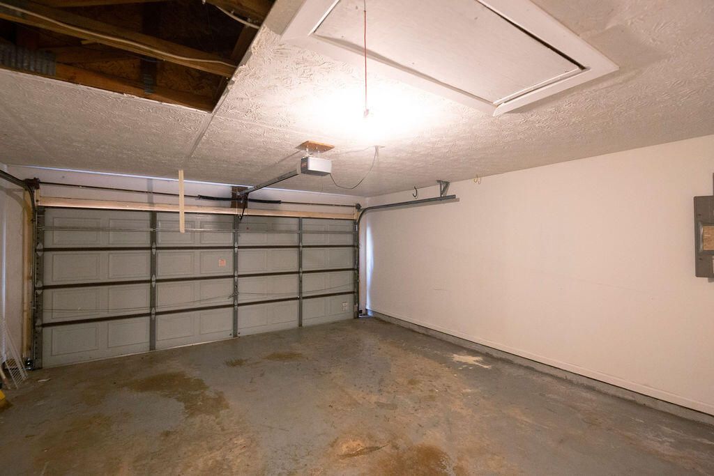 Active With Contract: $319,000 (3 beds, 2 baths, 1774 Square Feet)