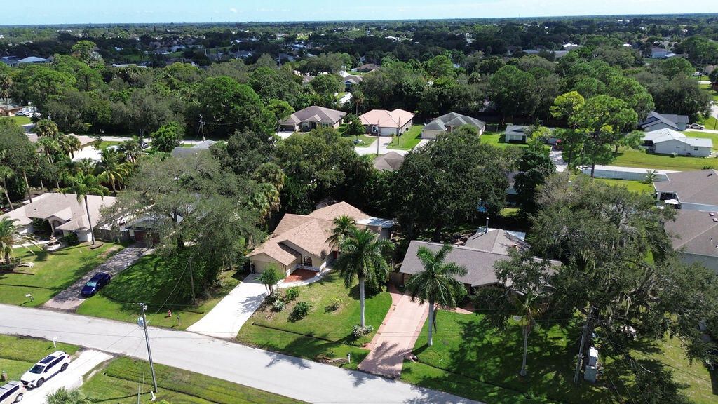 Active With Contract: $319,000 (3 beds, 2 baths, 1774 Square Feet)