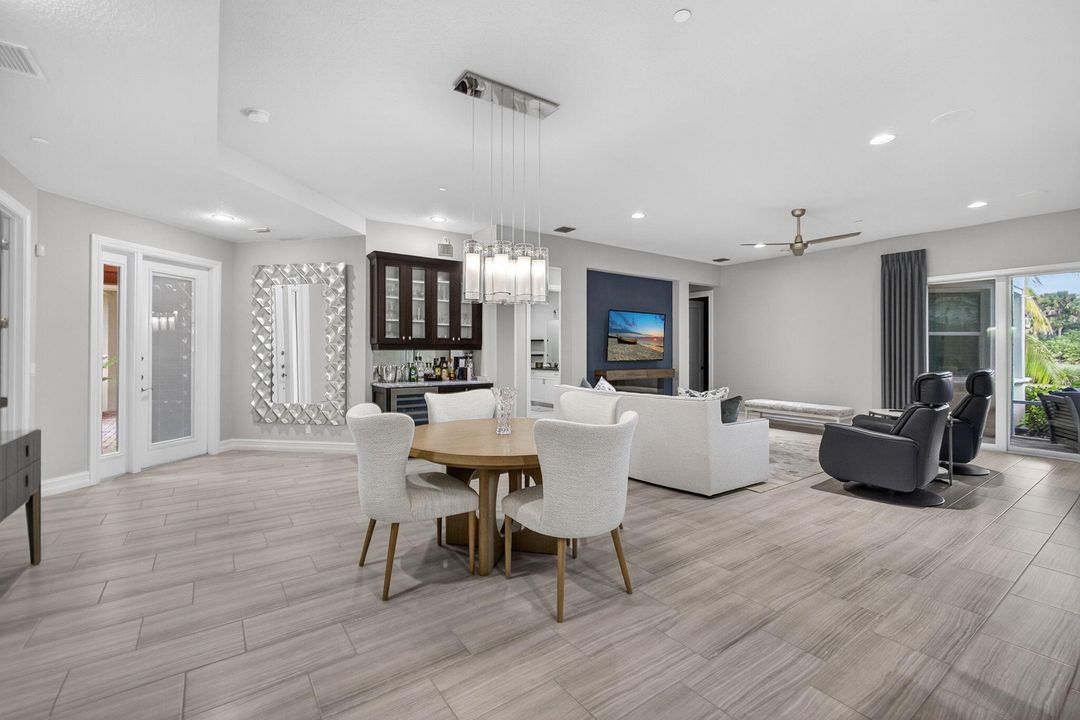 待售: $987,500 (2 贝兹, 2 浴室, 2124 平方英尺)