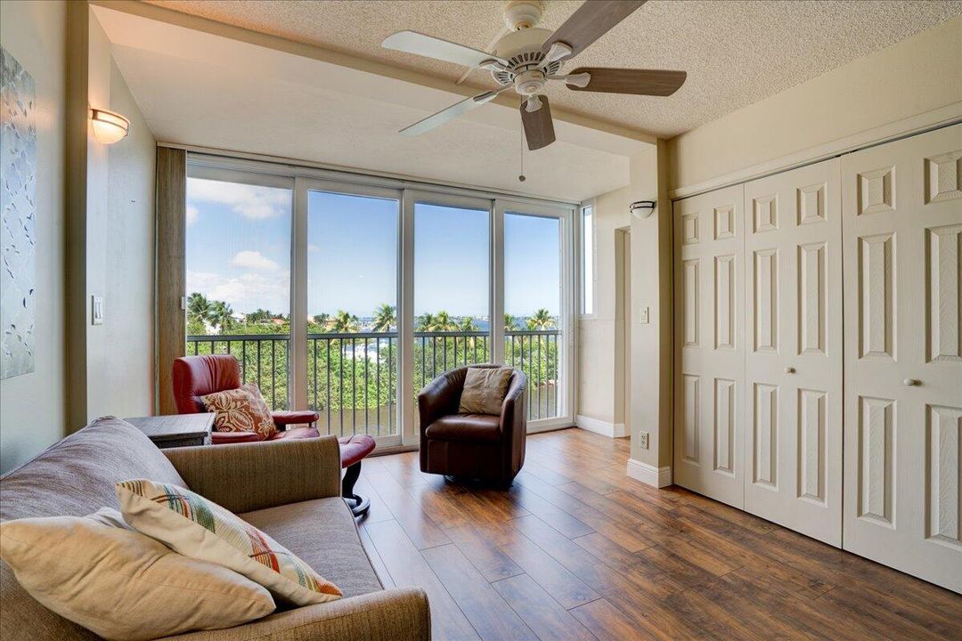 For Sale: $279,900 (2 beds, 2 baths, 803 Square Feet)