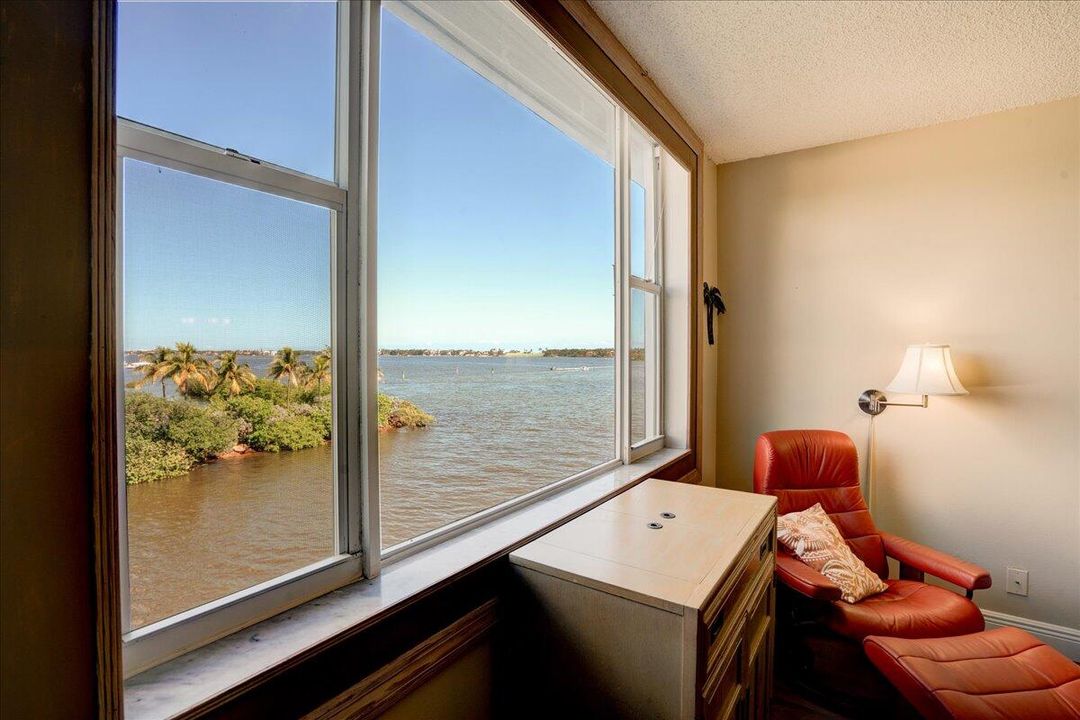 For Sale: $279,900 (2 beds, 2 baths, 803 Square Feet)