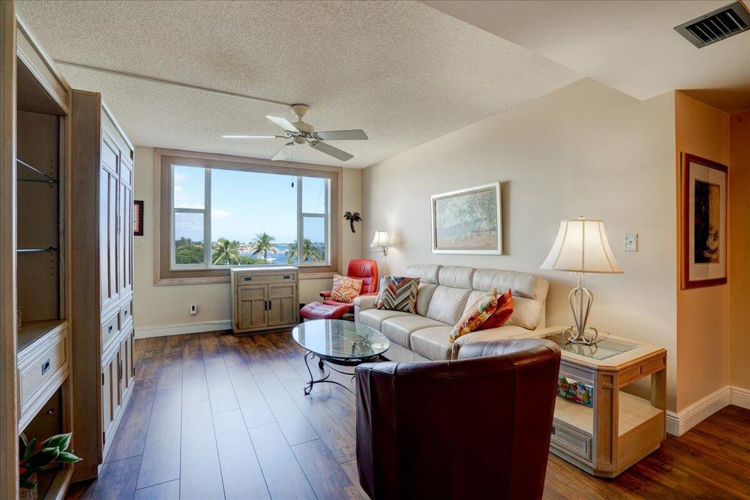 For Sale: $279,900 (2 beds, 2 baths, 803 Square Feet)