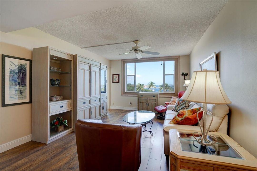 For Sale: $279,900 (2 beds, 2 baths, 803 Square Feet)