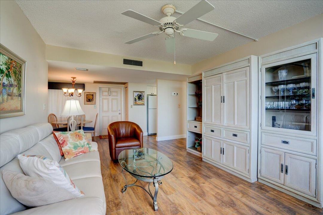 For Sale: $279,900 (2 beds, 2 baths, 803 Square Feet)