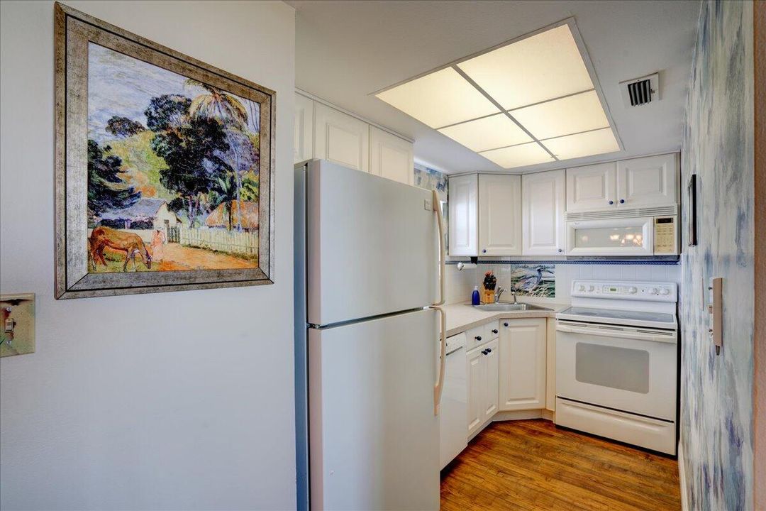 For Sale: $279,900 (2 beds, 2 baths, 803 Square Feet)