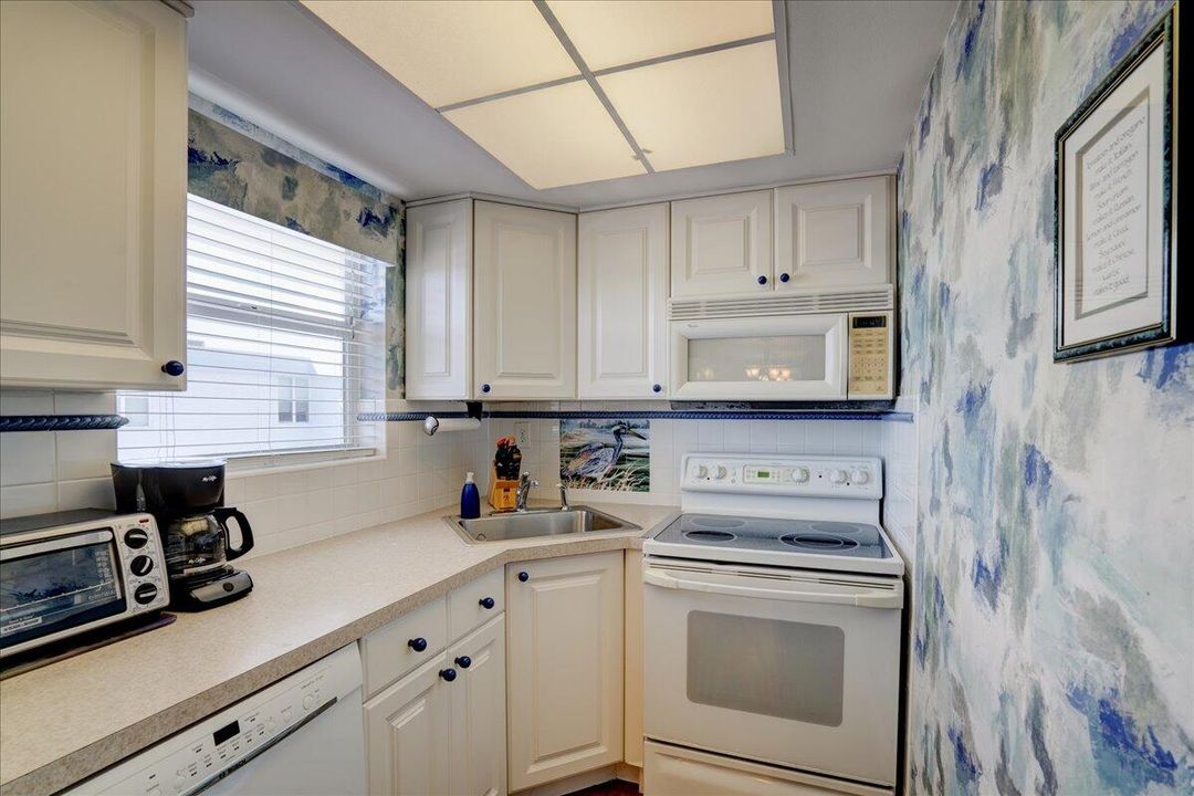 For Sale: $279,900 (2 beds, 2 baths, 803 Square Feet)