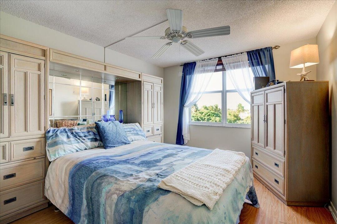 For Sale: $279,900 (2 beds, 2 baths, 803 Square Feet)