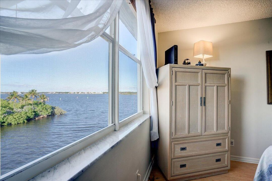 For Sale: $279,900 (2 beds, 2 baths, 803 Square Feet)