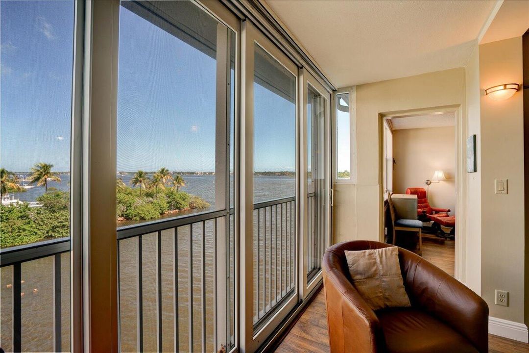 For Sale: $279,900 (2 beds, 2 baths, 803 Square Feet)