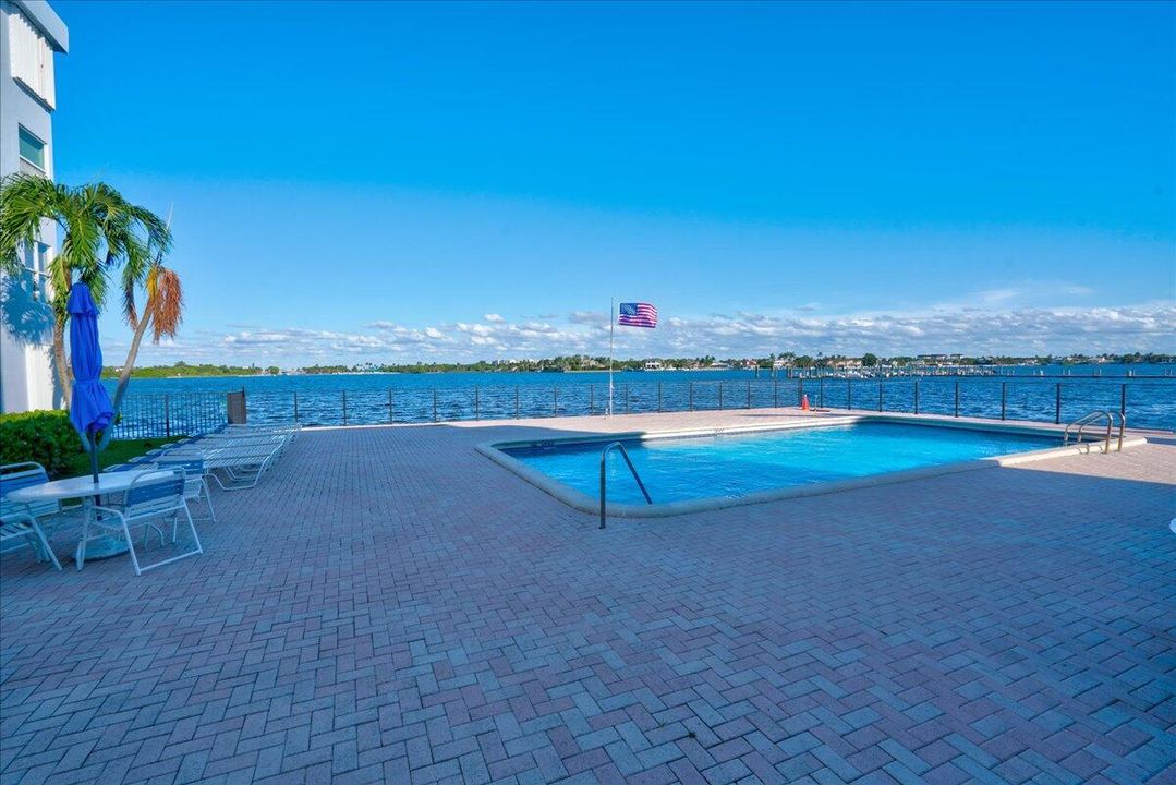 For Sale: $279,900 (2 beds, 2 baths, 803 Square Feet)