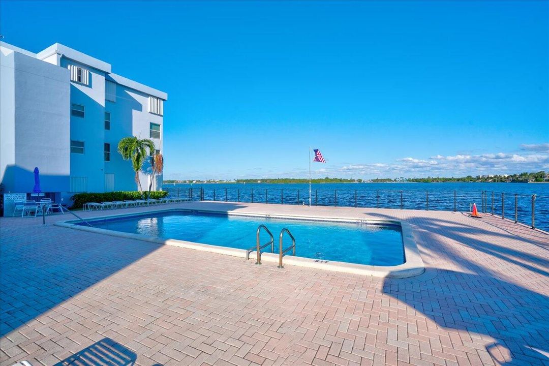 For Sale: $279,900 (2 beds, 2 baths, 803 Square Feet)