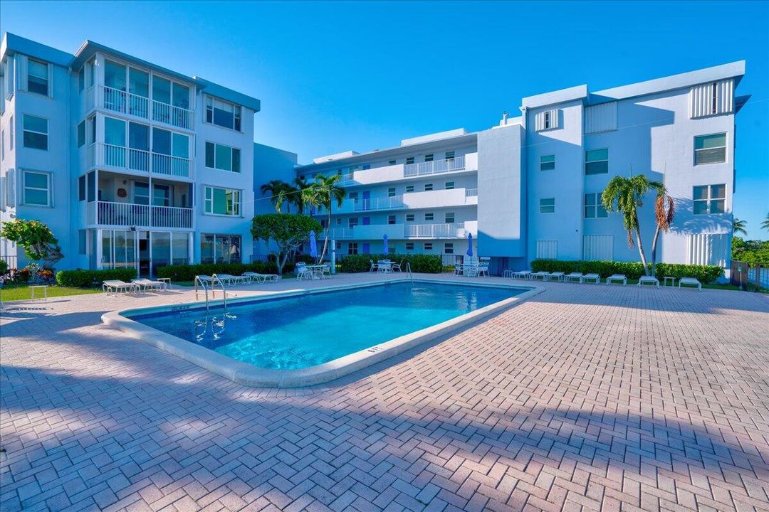 For Sale: $279,900 (2 beds, 2 baths, 803 Square Feet)