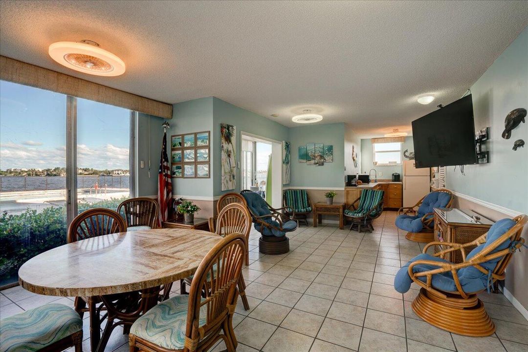 For Sale: $279,900 (2 beds, 2 baths, 803 Square Feet)