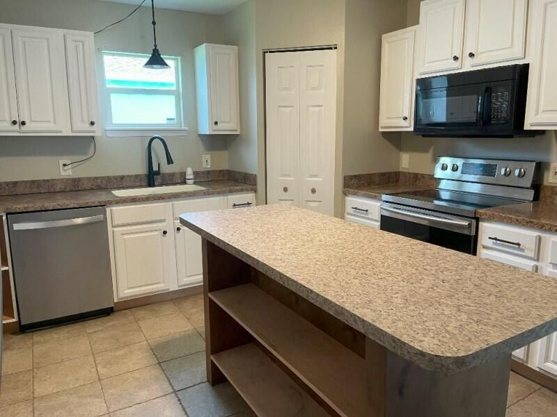 Activo con contrato: $239,900 (3 camas, 2 baños, 1152 Pies cuadrados)