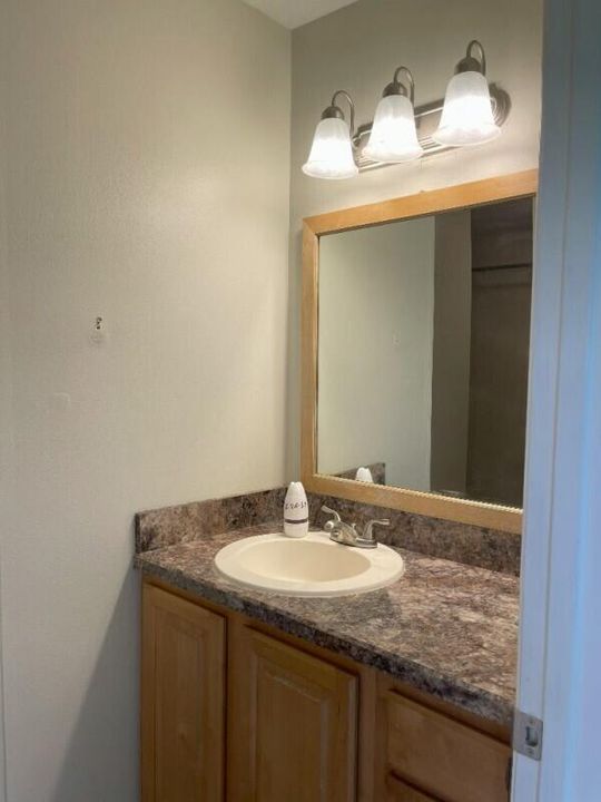 Activo con contrato: $239,900 (3 camas, 2 baños, 1152 Pies cuadrados)