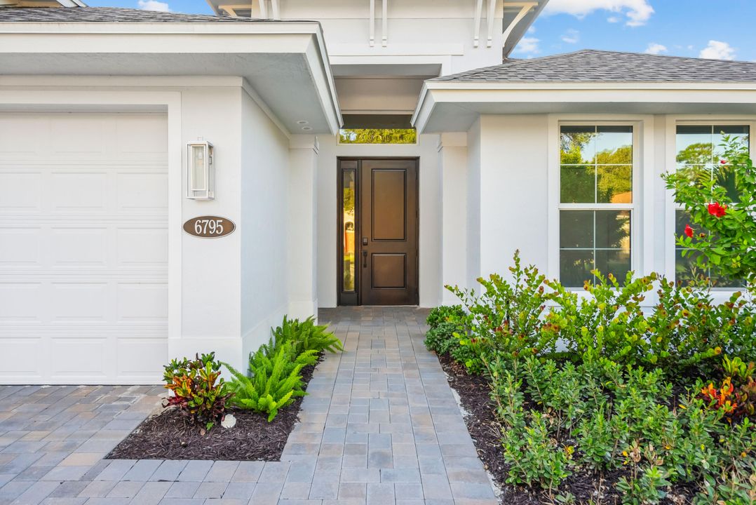 Activo con contrato: $639,000 (3 camas, 3 baños, 2361 Pies cuadrados)