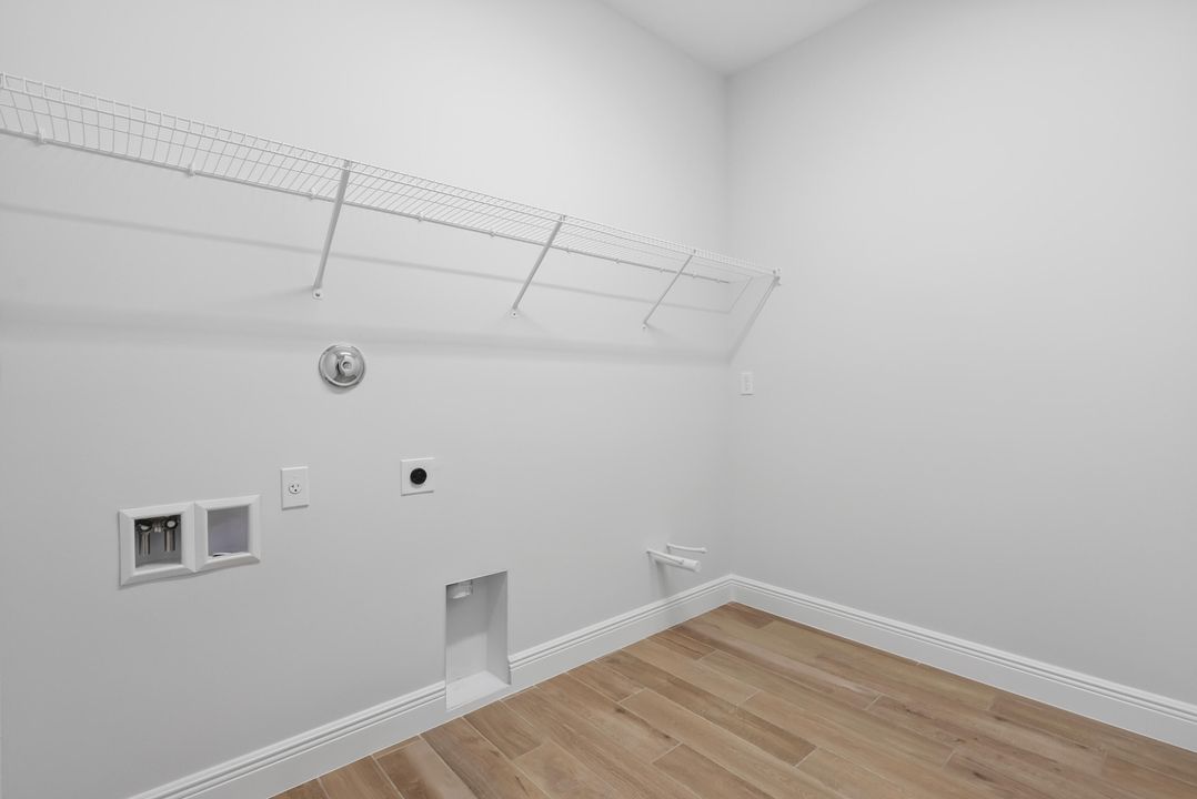 Activo con contrato: $639,000 (3 camas, 3 baños, 2361 Pies cuadrados)