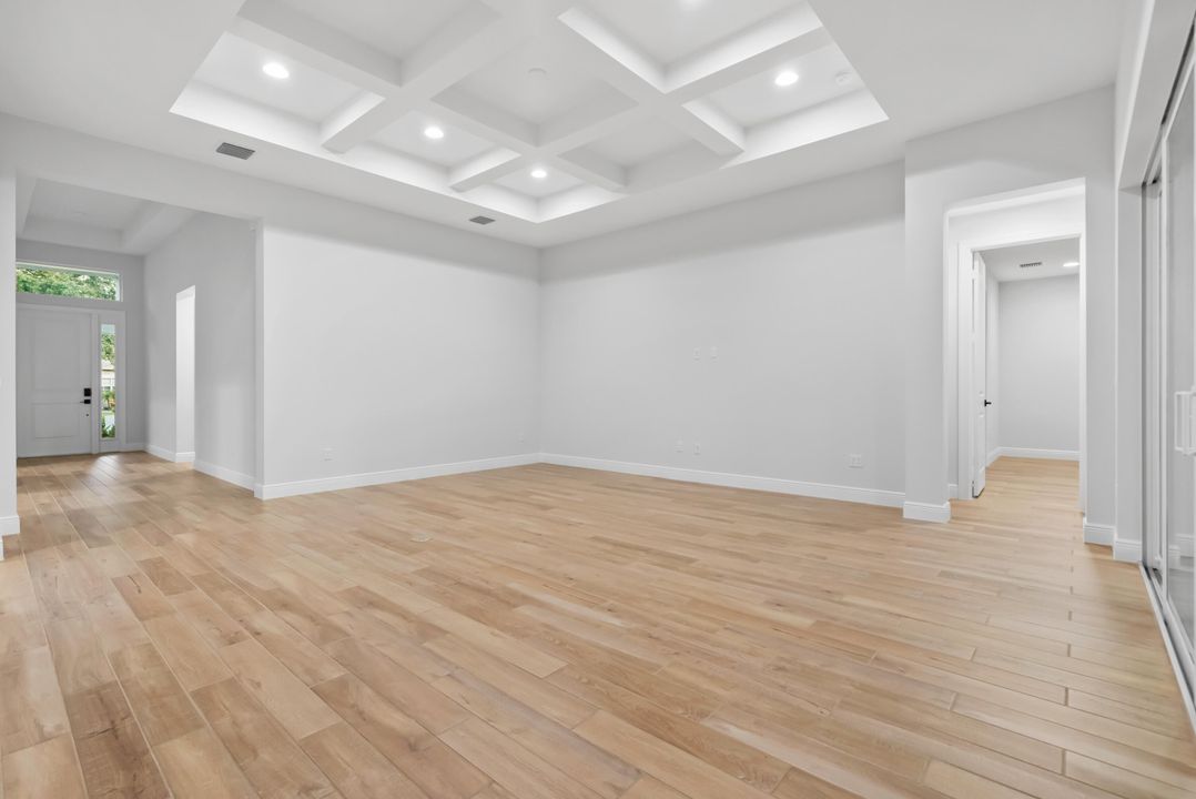 Activo con contrato: $639,000 (3 camas, 3 baños, 2361 Pies cuadrados)