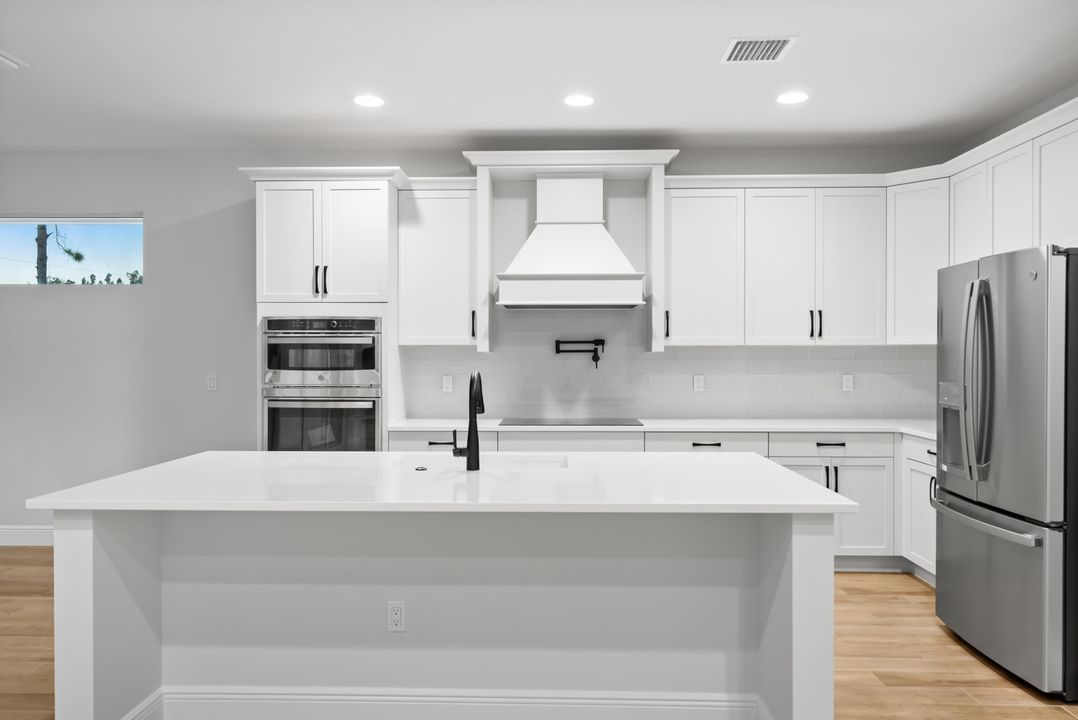 Activo con contrato: $639,000 (3 camas, 3 baños, 2361 Pies cuadrados)