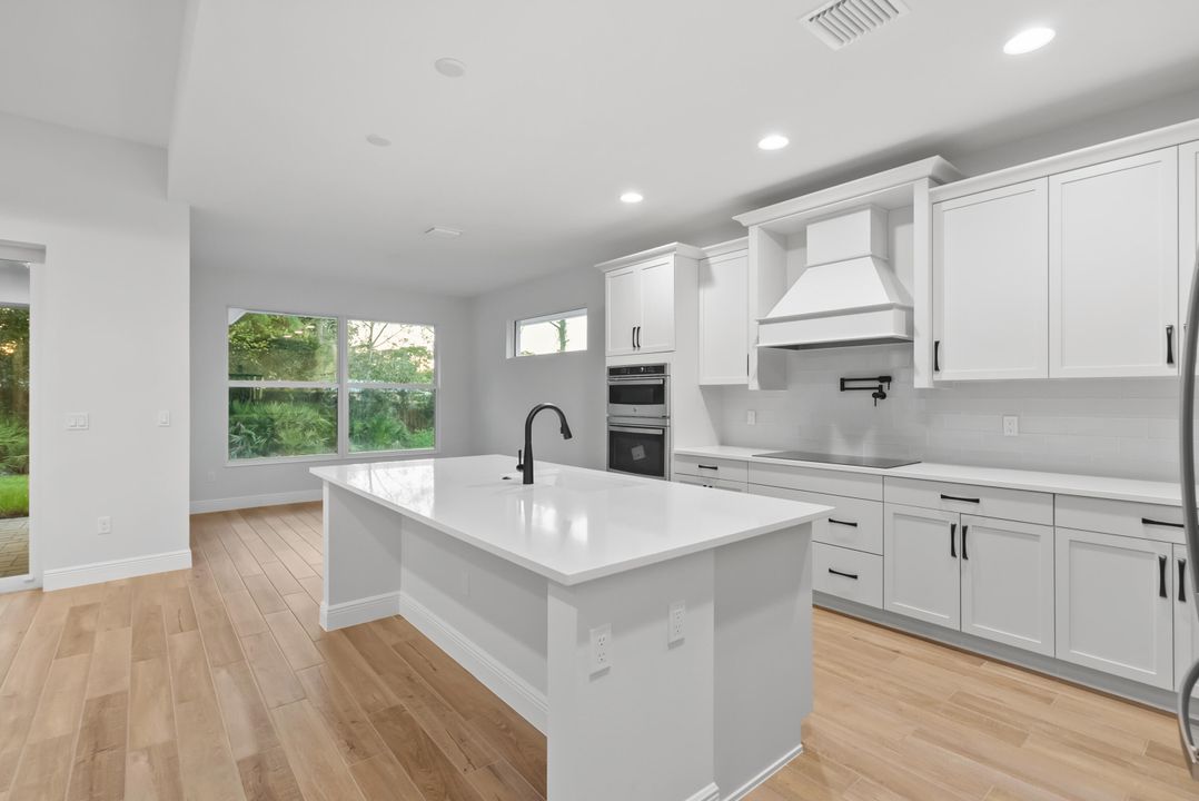 Activo con contrato: $639,000 (3 camas, 3 baños, 2361 Pies cuadrados)