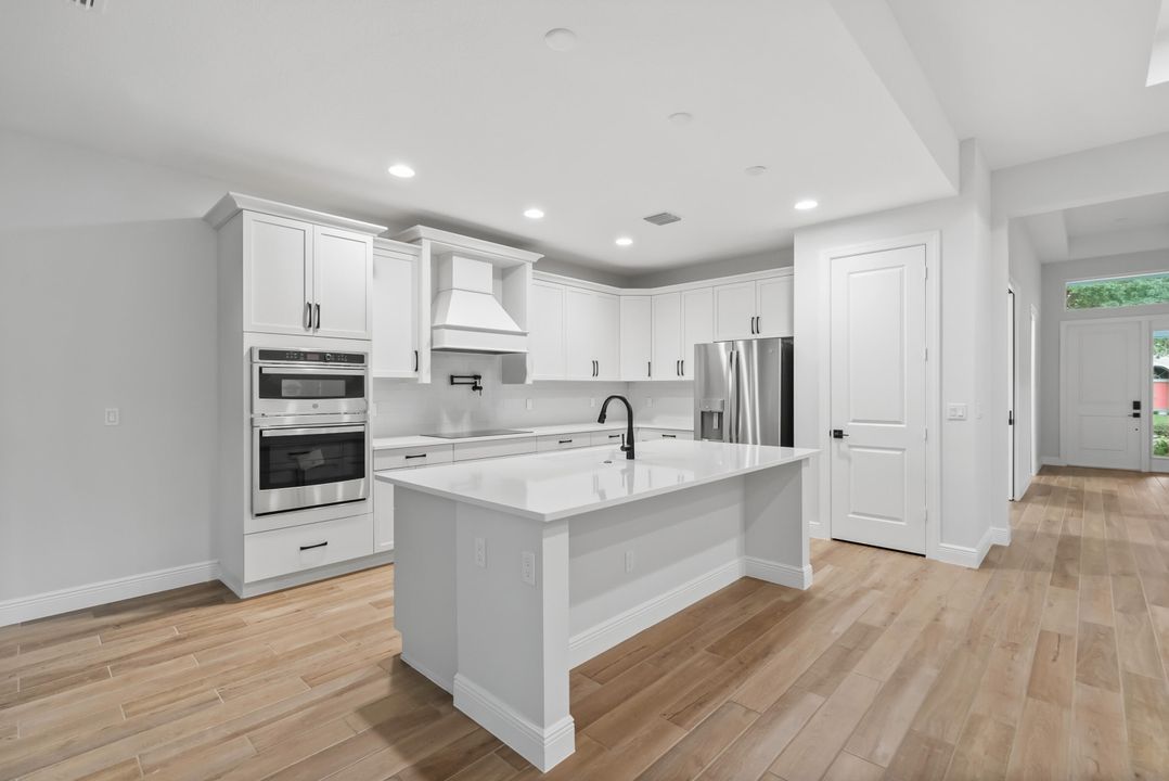 Activo con contrato: $639,000 (3 camas, 3 baños, 2361 Pies cuadrados)