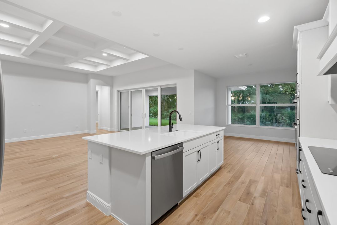 Activo con contrato: $639,000 (3 camas, 3 baños, 2361 Pies cuadrados)