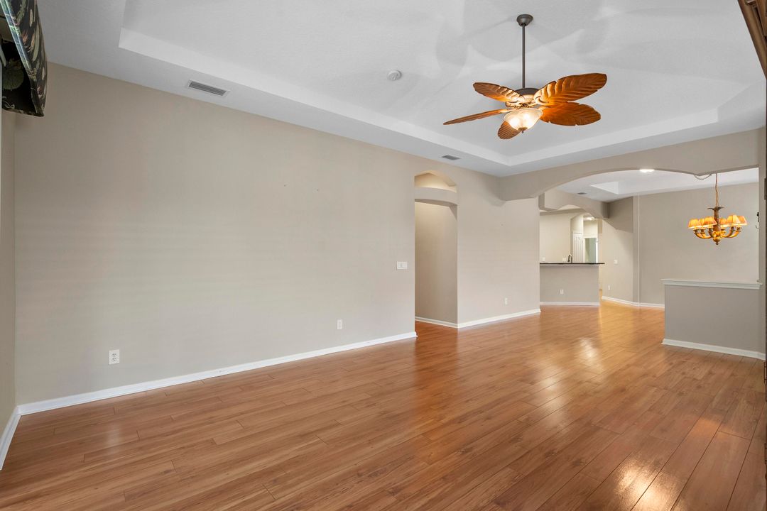 Activo con contrato: $435,000 (3 camas, 2 baños, 1718 Pies cuadrados)